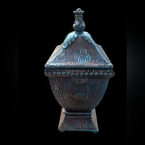 Beautiful Decorative Urn-Style Peice